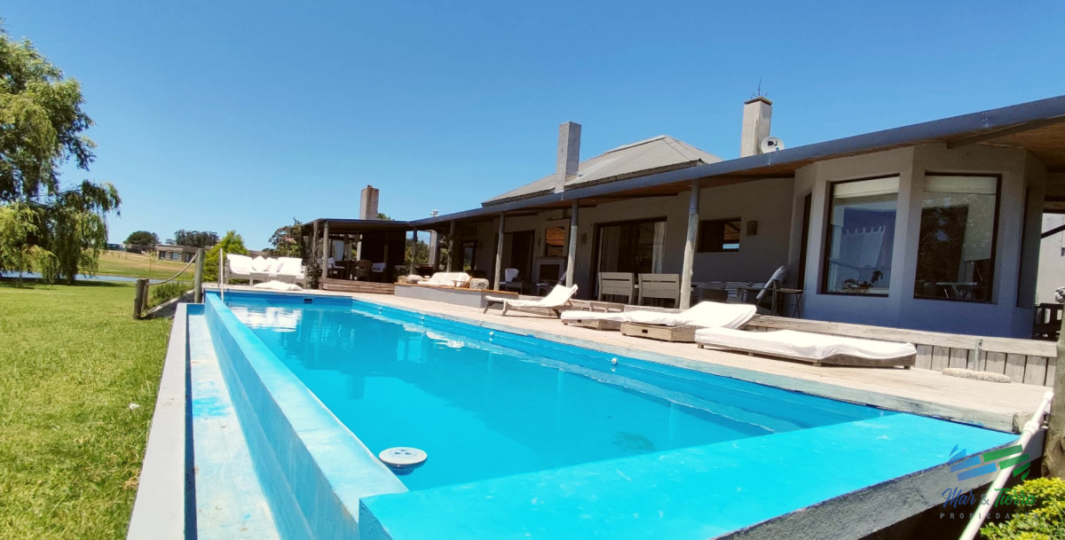 Casa ID.5652 - Venta de Hermosa Casa sobre la laguna en El Quijote Chacras