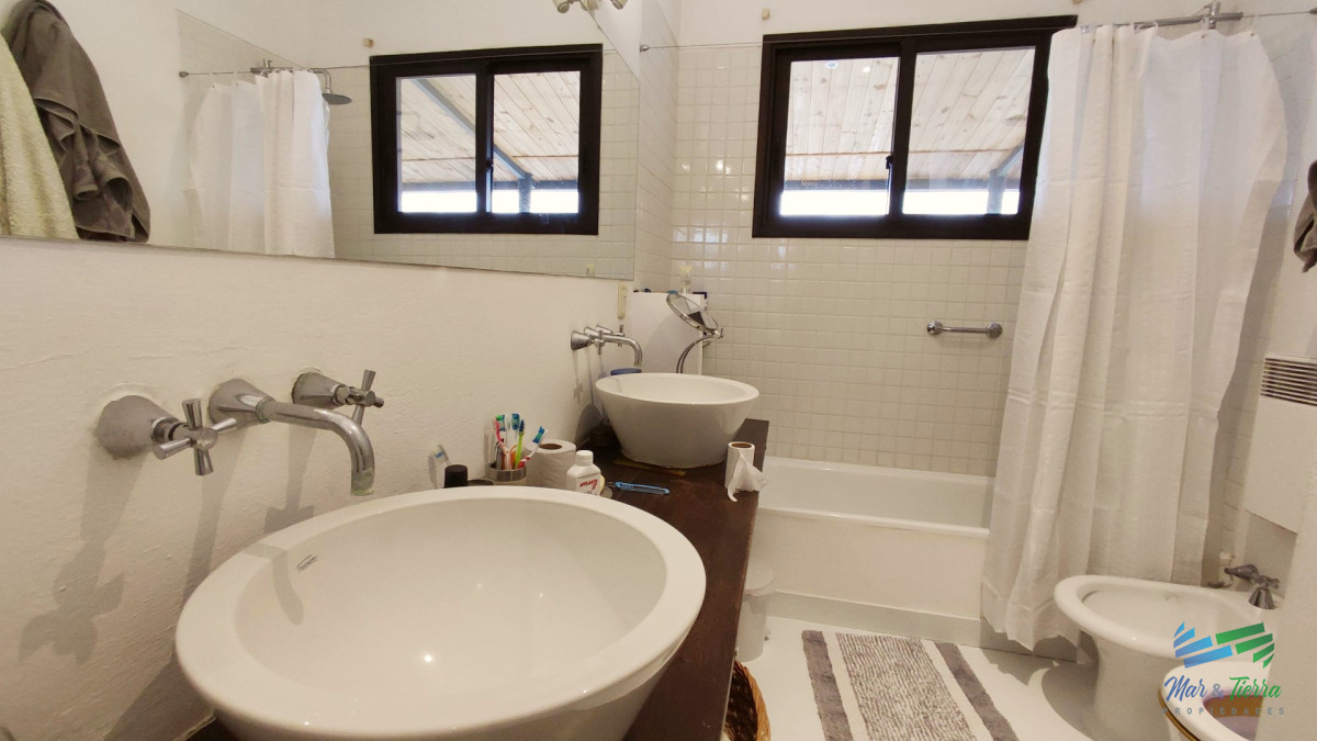 Casa ID.5652 - Venta de Hermosa Casa sobre la laguna en El Quijote Chacras