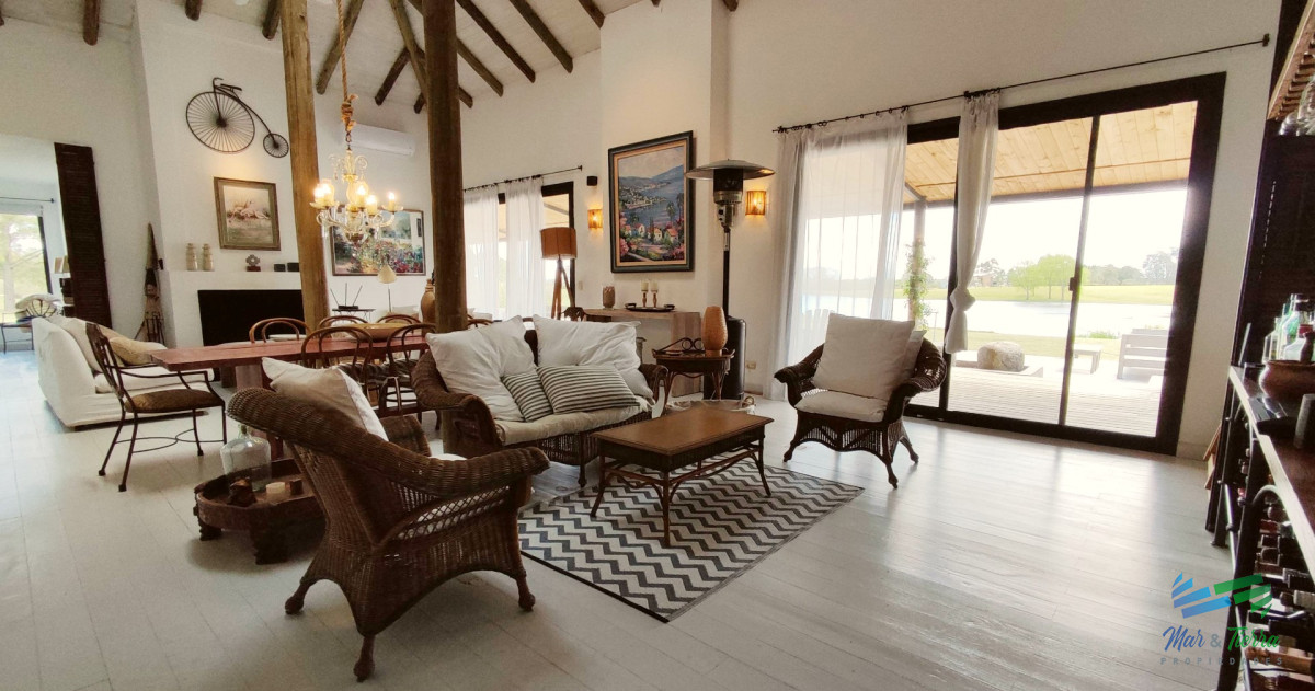 Casa ID.5652 - Venta de Hermosa Casa sobre la laguna en El Quijote Chacras