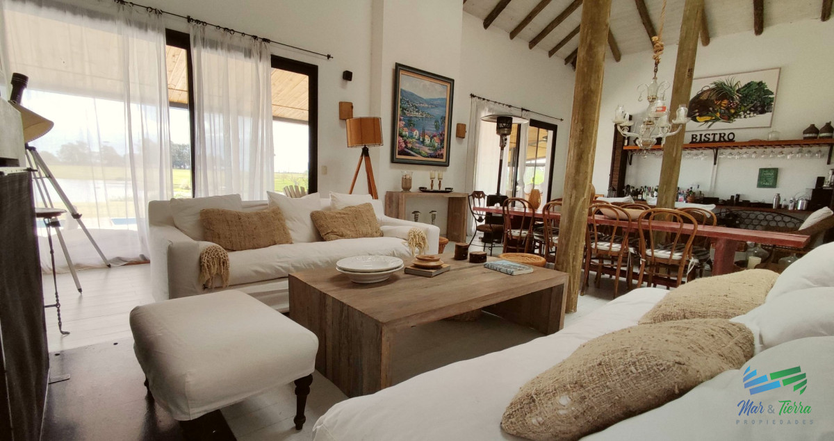 Casa ID.5652 - Venta de Hermosa Casa sobre la laguna en El Quijote Chacras