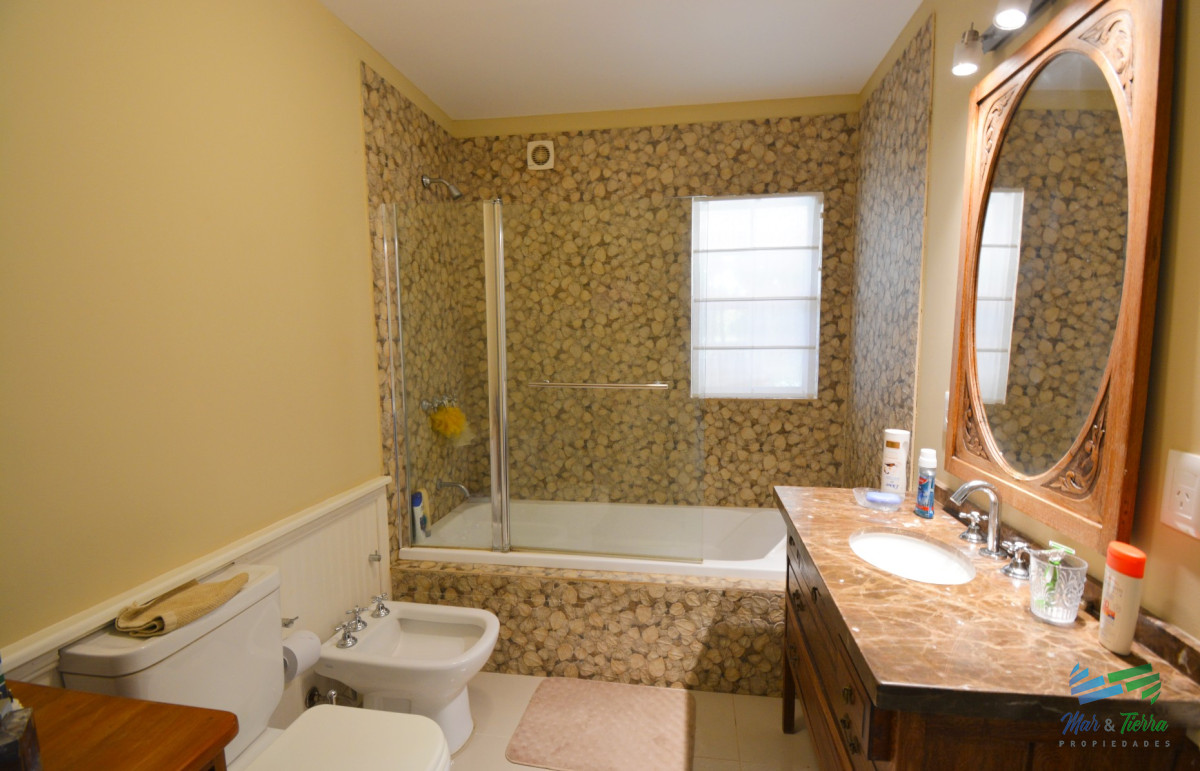 Casa ID.5650 - Casa en Venta en El Quijote Chacras, cercana a la entrada del barrio