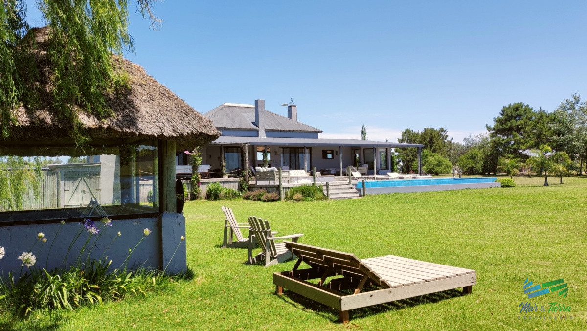 Casa ID.5652 - Venta de Hermosa Casa sobre la laguna en El Quijote Chacras