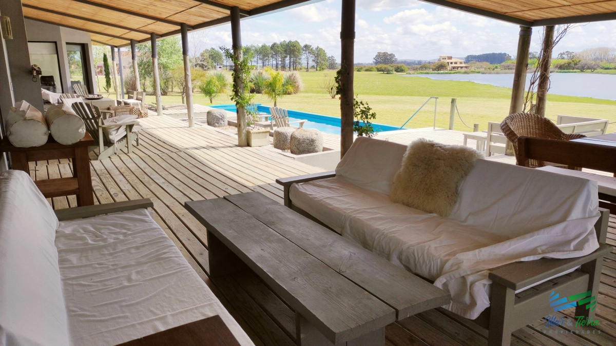 Casa ID.5652 - Venta de Hermosa Casa sobre la laguna en El Quijote Chacras