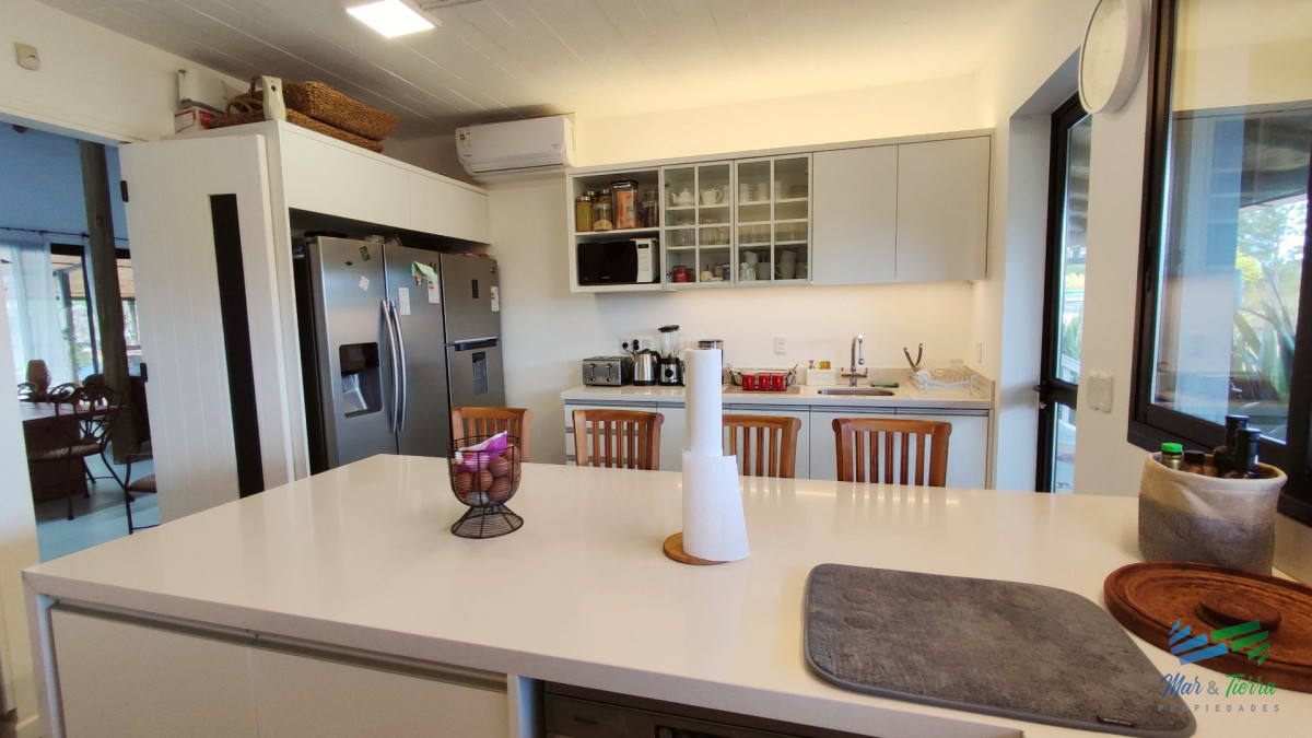 Casa ID.5652 - Venta de Hermosa Casa sobre la laguna en El Quijote Chacras