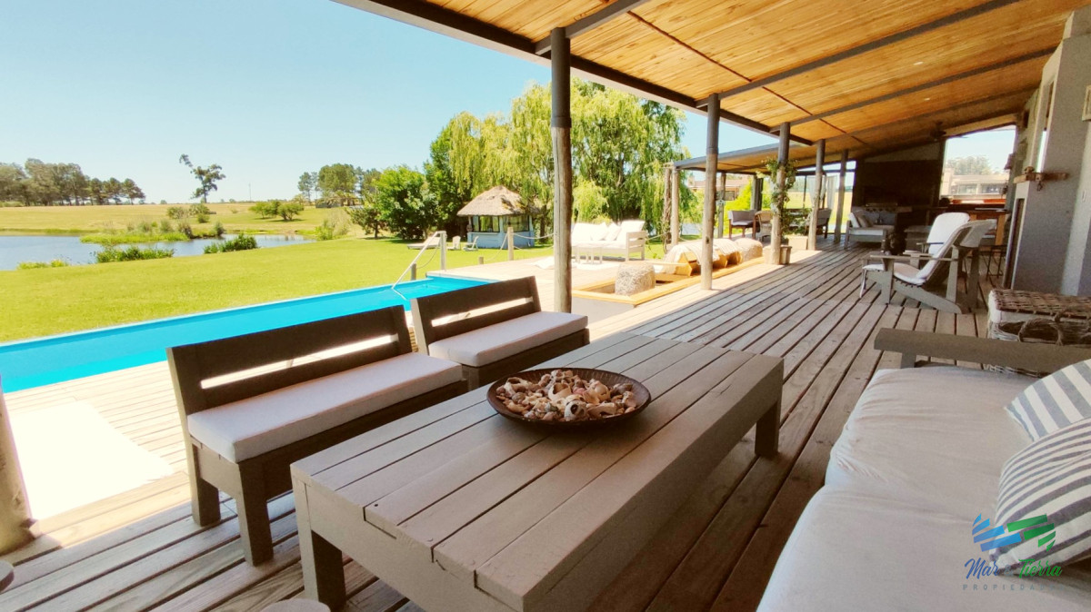 Casa ID.5652 - Venta de Hermosa Casa sobre la laguna en El Quijote Chacras