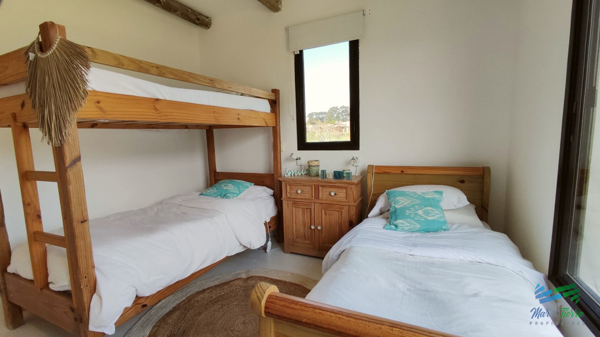 Casa ID.5652 - Venta de Hermosa Casa sobre la laguna en El Quijote Chacras