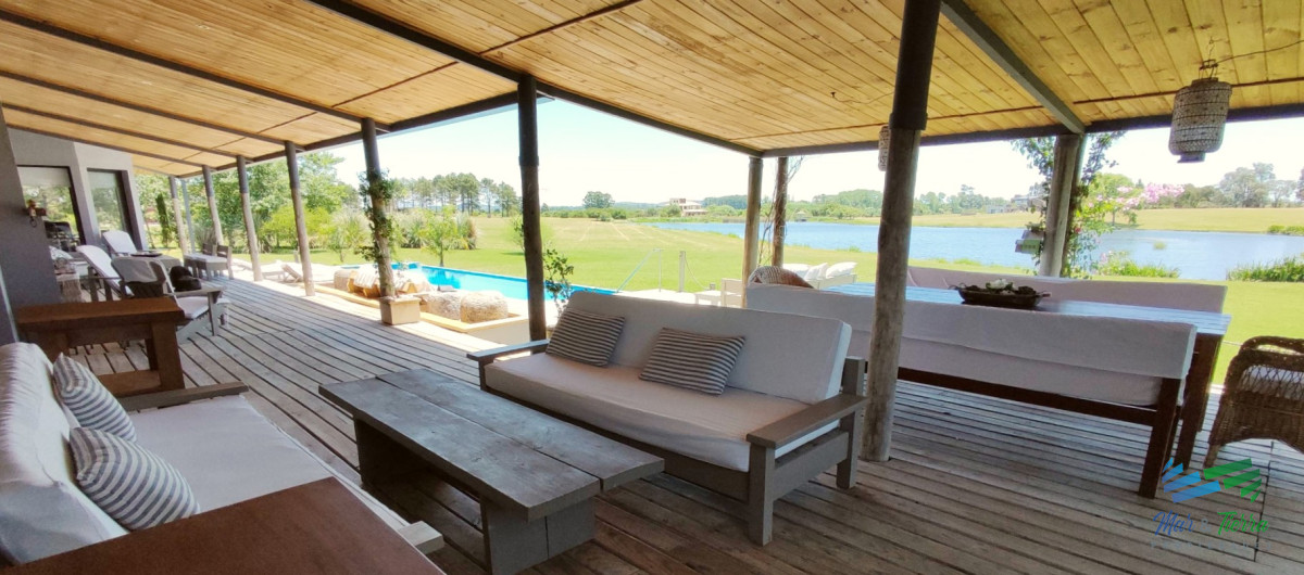 Casa ID.5652 - Venta de Hermosa Casa sobre la laguna en El Quijote Chacras