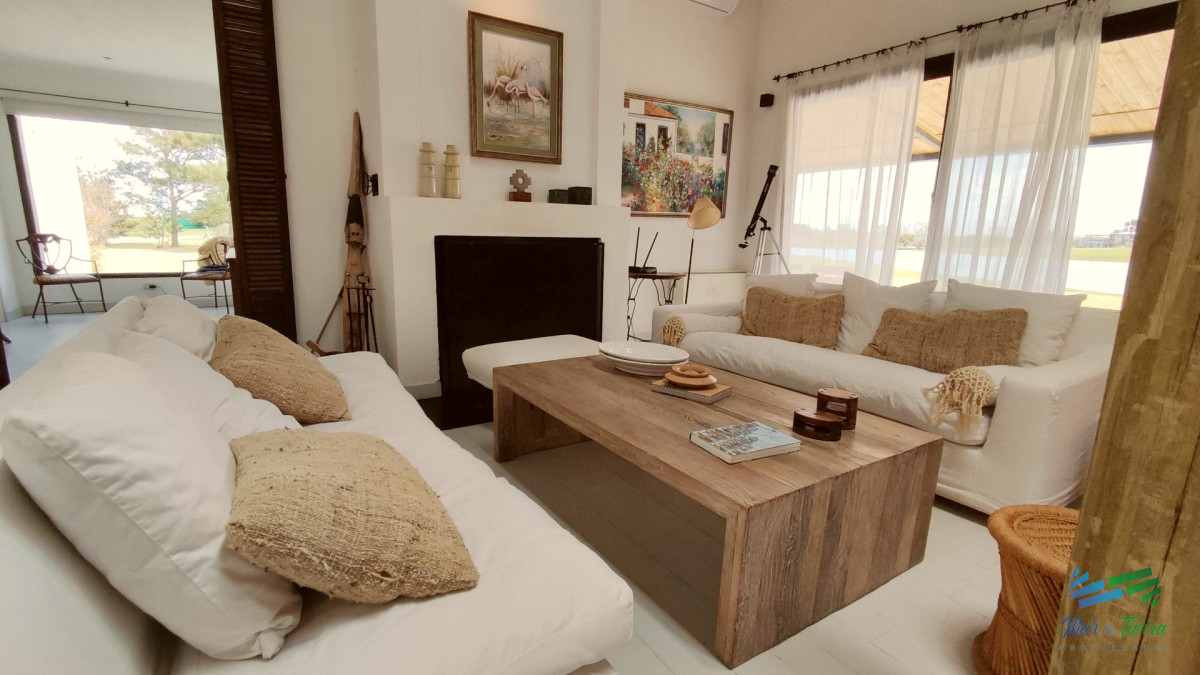 Casa ID.5652 - Venta de Hermosa Casa sobre la laguna en El Quijote Chacras