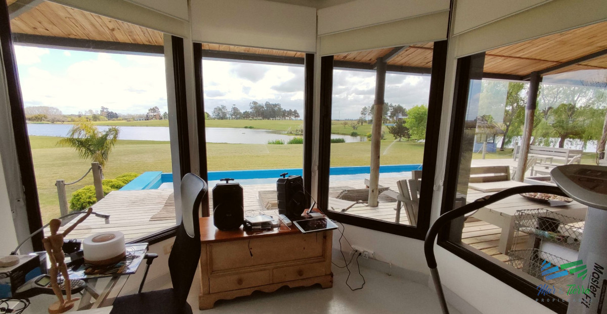Casa ID.5652 - Venta de Hermosa Casa sobre la laguna en El Quijote Chacras
