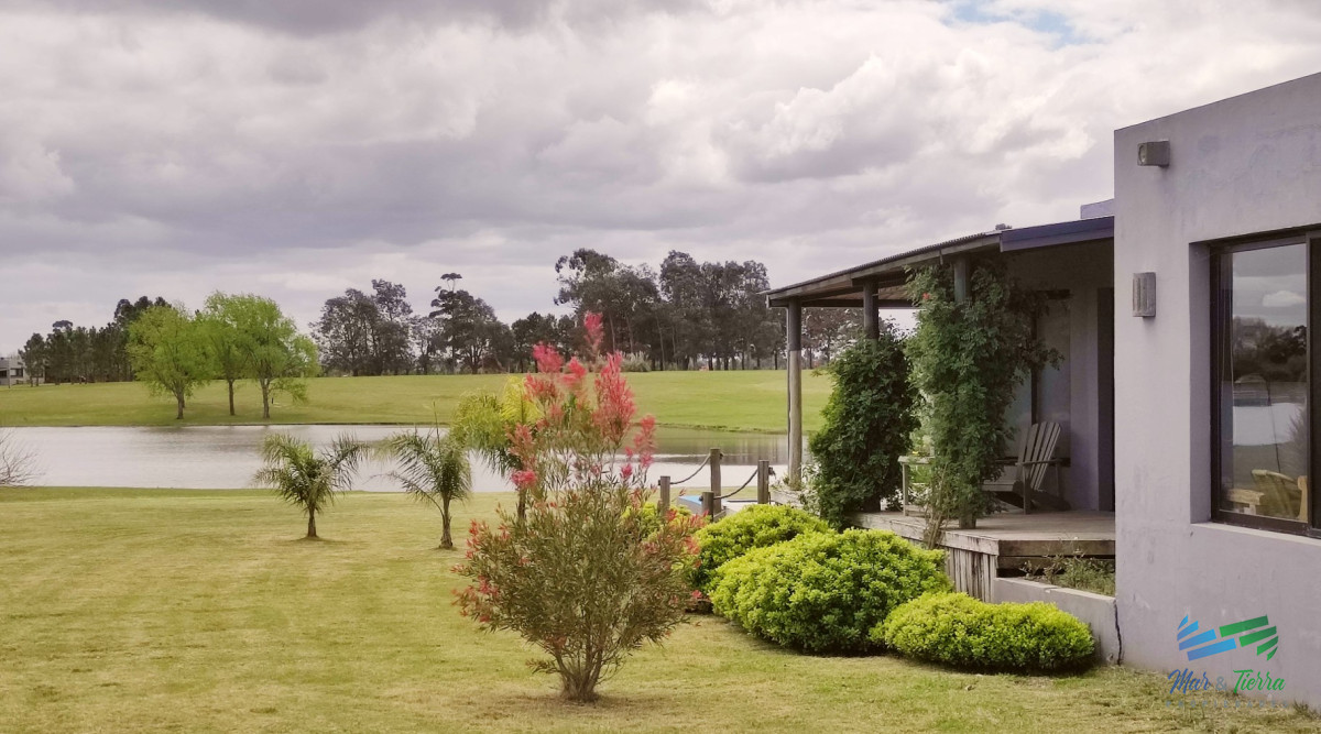 Casa ID.5652 - Venta de Hermosa Casa sobre la laguna en El Quijote Chacras
