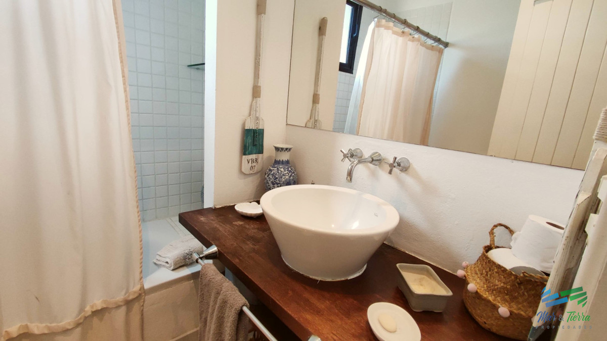 Casa ID.5652 - Venta de Hermosa Casa sobre la laguna en El Quijote Chacras