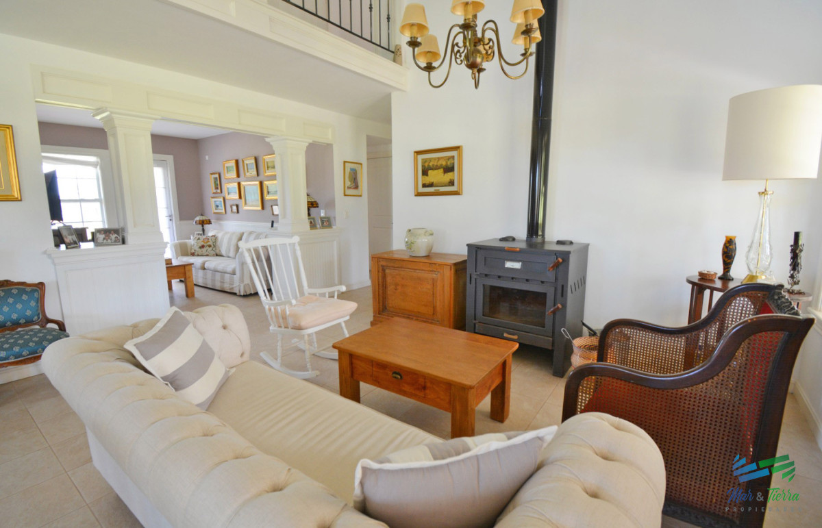 Casa ID.5650 - Casa en Venta en El Quijote Chacras, cercana a la entrada del barrio