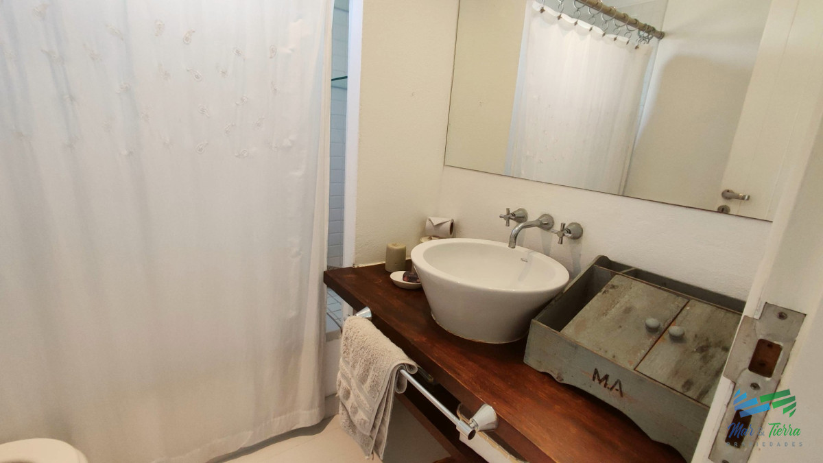 Casa ID.5652 - Venta de Hermosa Casa sobre la laguna en El Quijote Chacras