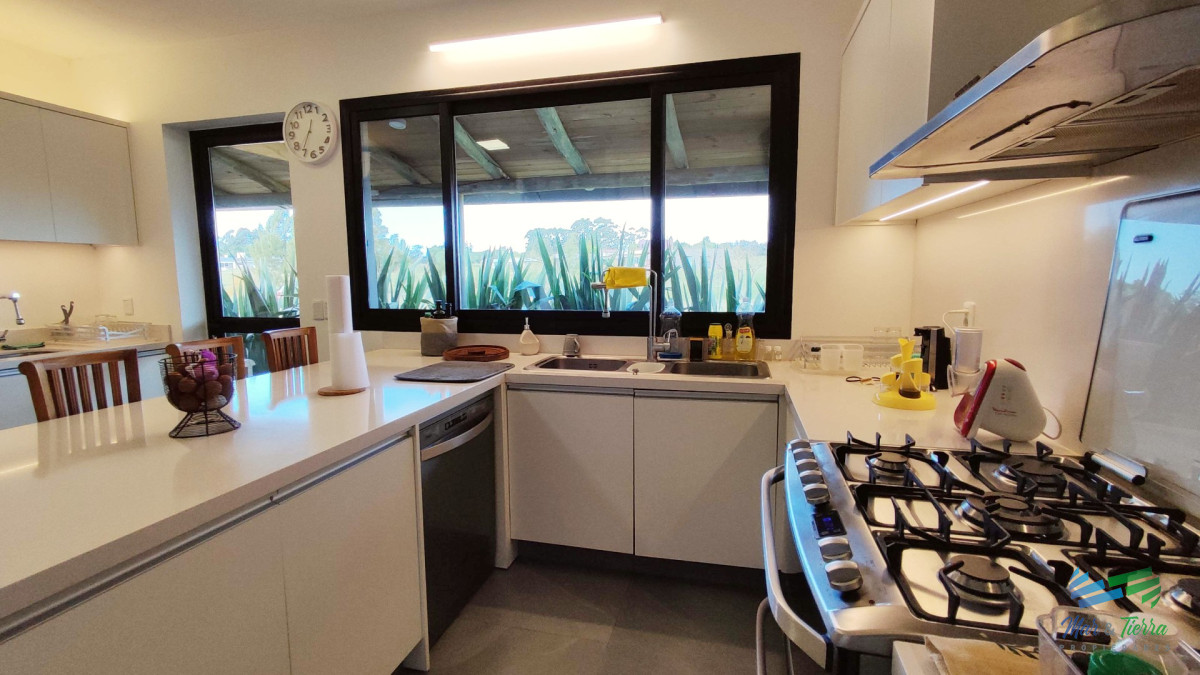 Casa ID.5652 - Venta de Hermosa Casa sobre la laguna en El Quijote Chacras