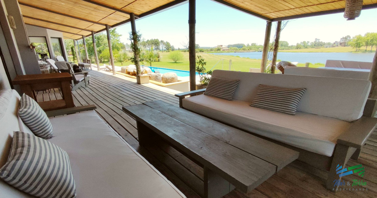 Casa ID.5652 - Venta de Hermosa Casa sobre la laguna en El Quijote Chacras