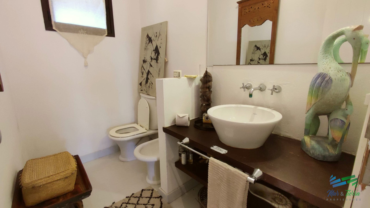 Casa ID.5652 - Venta de Hermosa Casa sobre la laguna en El Quijote Chacras