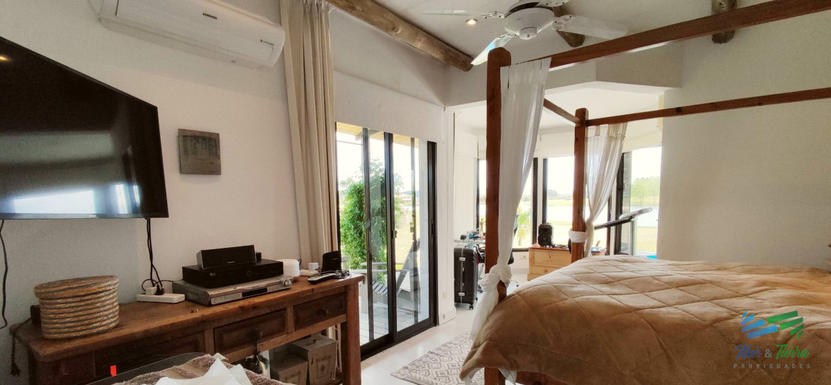 Casa ID.5652 - Venta de Hermosa Casa sobre la laguna en El Quijote Chacras