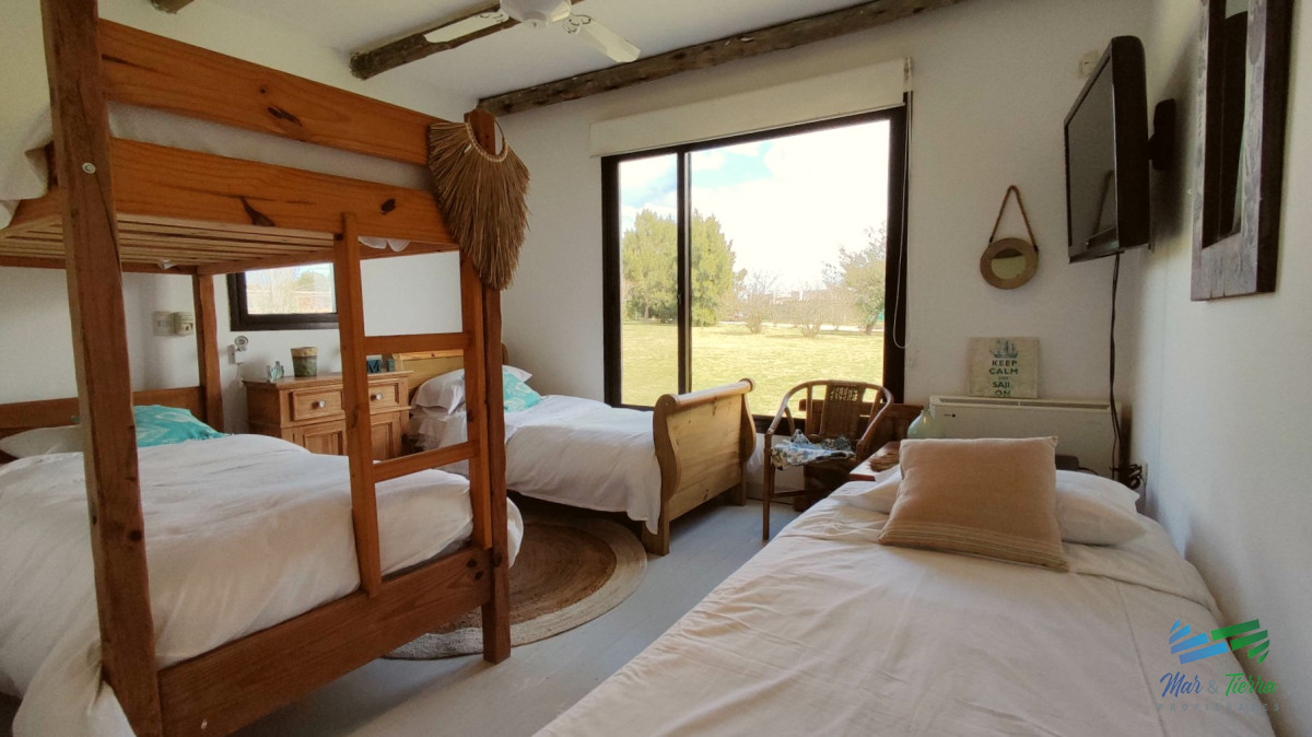 Casa ID.5652 - Venta de Hermosa Casa sobre la laguna en El Quijote Chacras