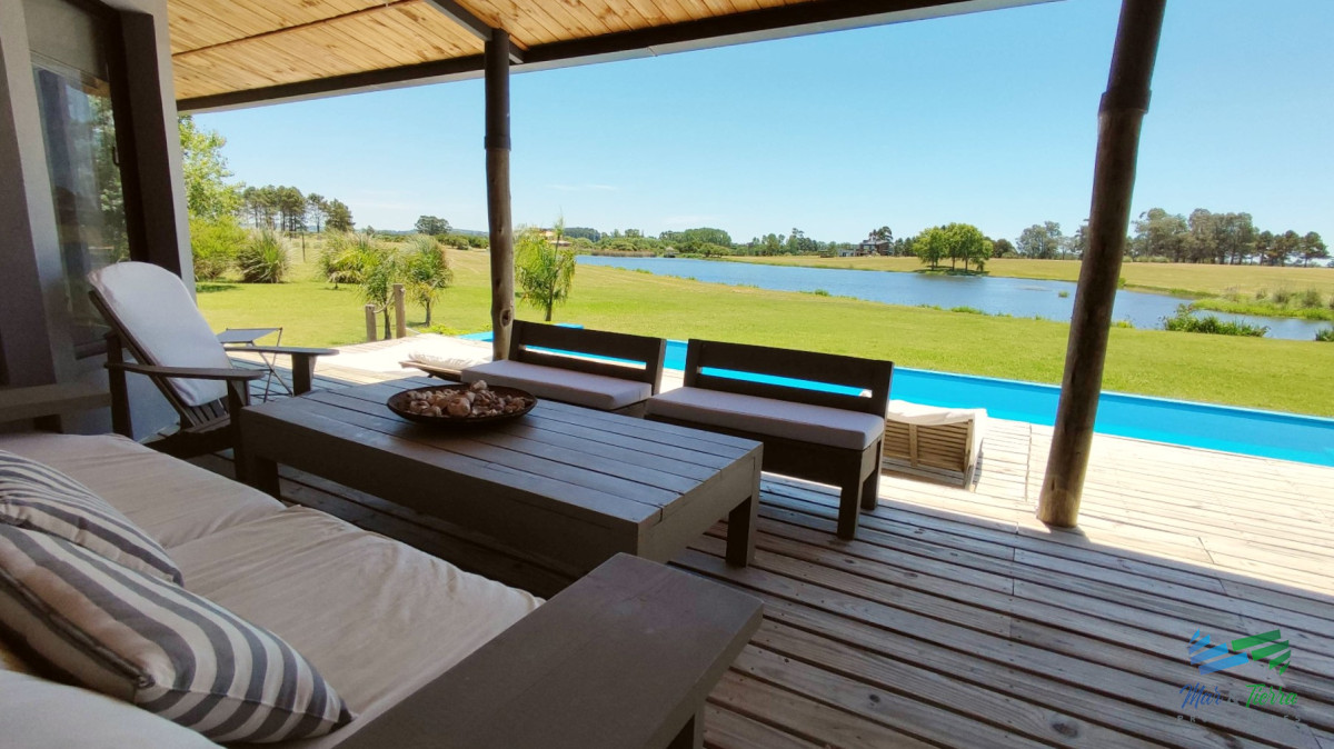 Casa ID.5652 - Venta de Hermosa Casa sobre la laguna en El Quijote Chacras