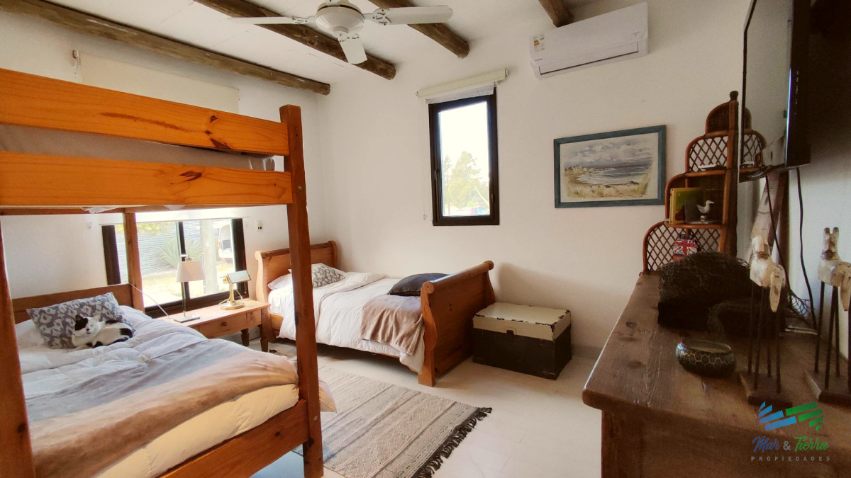 Casa ID.5652 - Venta de Hermosa Casa sobre la laguna en El Quijote Chacras