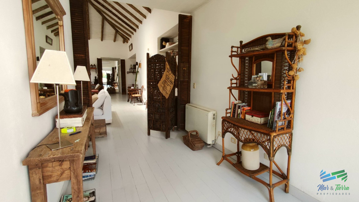 Casa ID.5652 - Venta de Hermosa Casa sobre la laguna en El Quijote Chacras