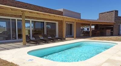 Casa en venta con piscina en El Quijote Chacras, Punta del Este.