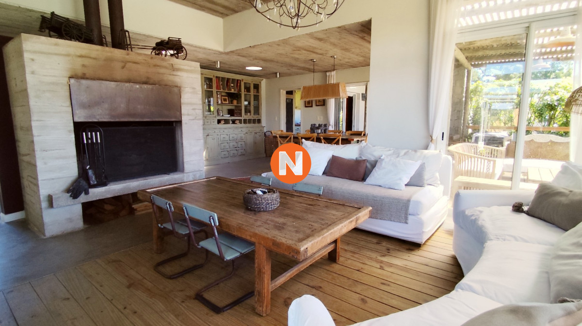 Casa Ref.217920 - Casa en Venta de muy buena construcción en El Quijote