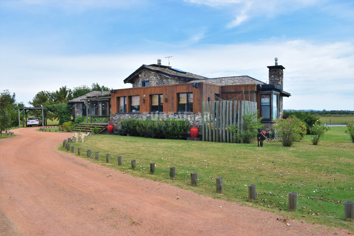 Casa ID.212313 - Venta de Excelente Propiedad en El Quijote Chacras