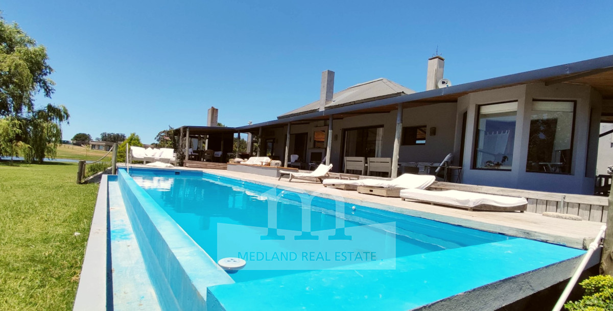 Casa ID.389 - Venta de Hermosa Casa sobre la laguna en El Quijote Chacras
