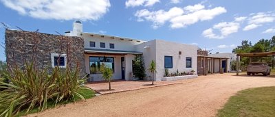Casa en El Quijote - La Barra

Cuenta con 6 Dormitorios 6 Baños 6 Suites 
Cocina : Completa, Living , Living Comedor 
Terreno : 5047 m2 
Edificado : 350 m2 


