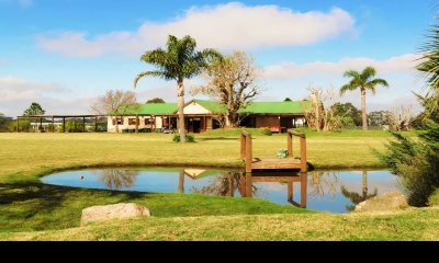 Casa en Alquiler con amplio jardín en El Quijote Chacras