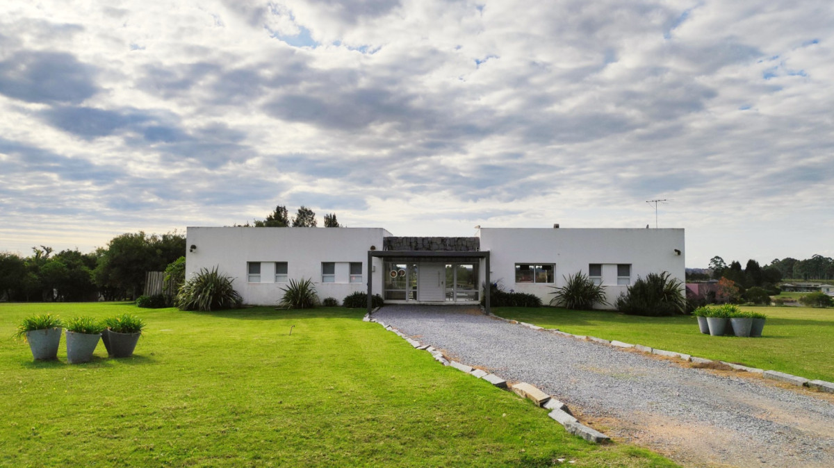 Hermosa y amplia casa en venta con piscina en El Quijote Chacras, Punta del Este.