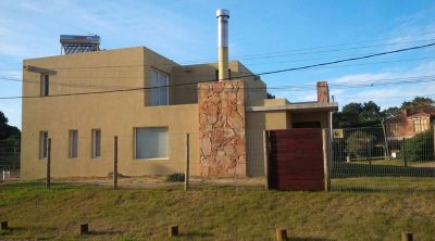 Muy linda casa, excelentemente equipada. Cuenta con 3 dormitorios, 2 de ellos en suite, barbacoa y  parque con cerramiento perimetral.