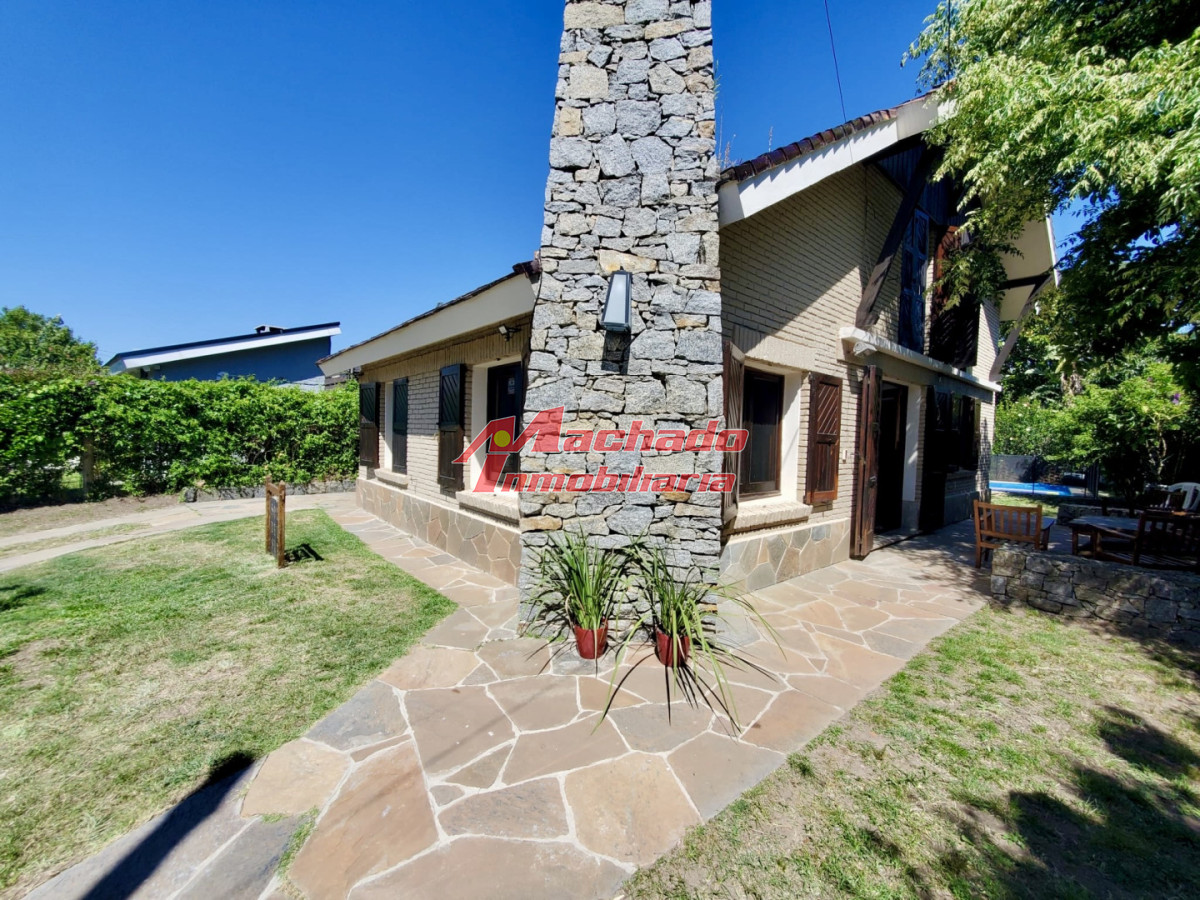 Casa en la mansa de 3 dormitorios con piscina climatizada, disponible primera de enero.
