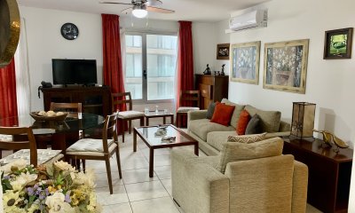 Muy lindo apartamento con todos los servicios a metros del mar y muy bajos gastos comunes.