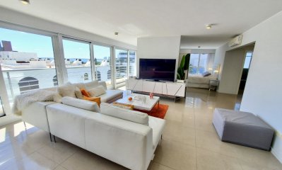 Apartamento en venta, amplio loft con 4 plazas en Playa Mansa, Punta del Este
