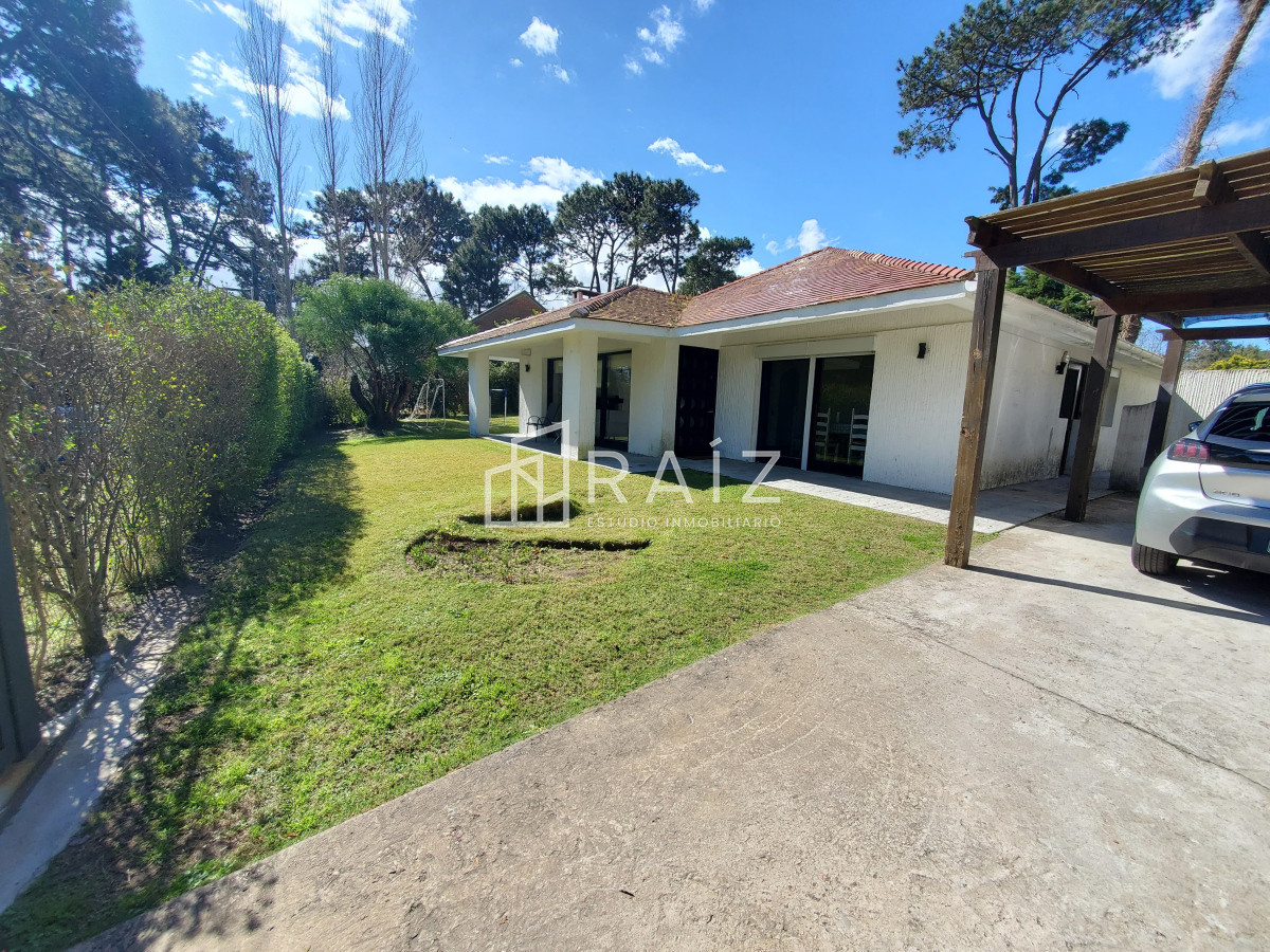 Casa ID.11377 - Casa en venta de 3 dormitorios 2 baños ,piscina ,  Marly  , ideal para todo el año , Punta del Este 