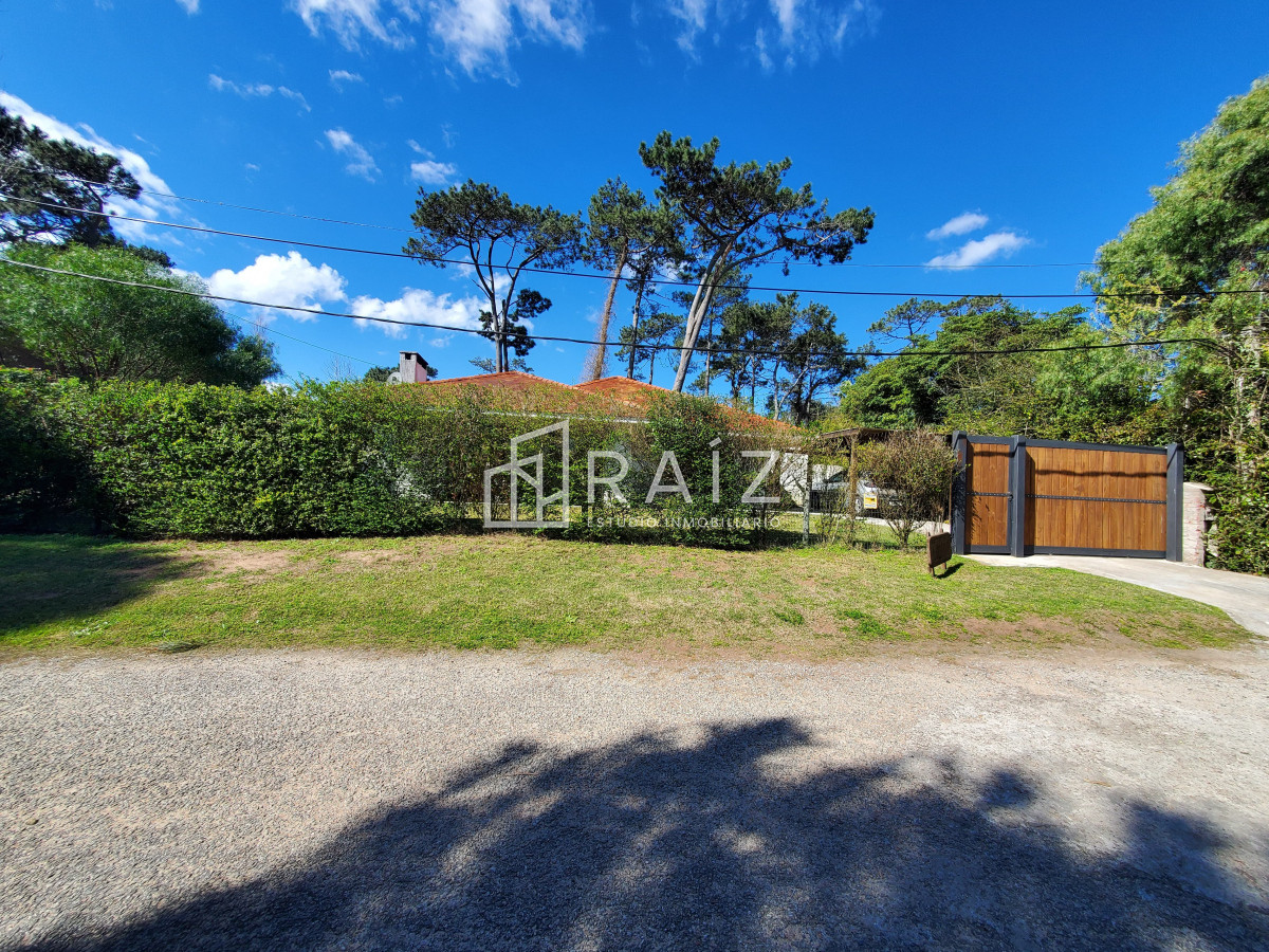 Casa ID.11377 - Casa en venta de 3 dormitorios 2 baños ,piscina ,  Marly  , ideal para todo el año , Punta del Este 