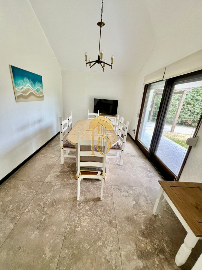 Casa en venta de 3 dormitorios 2 baños ,piscina , ideal para todo el año , Punta del Este. -id-365-4