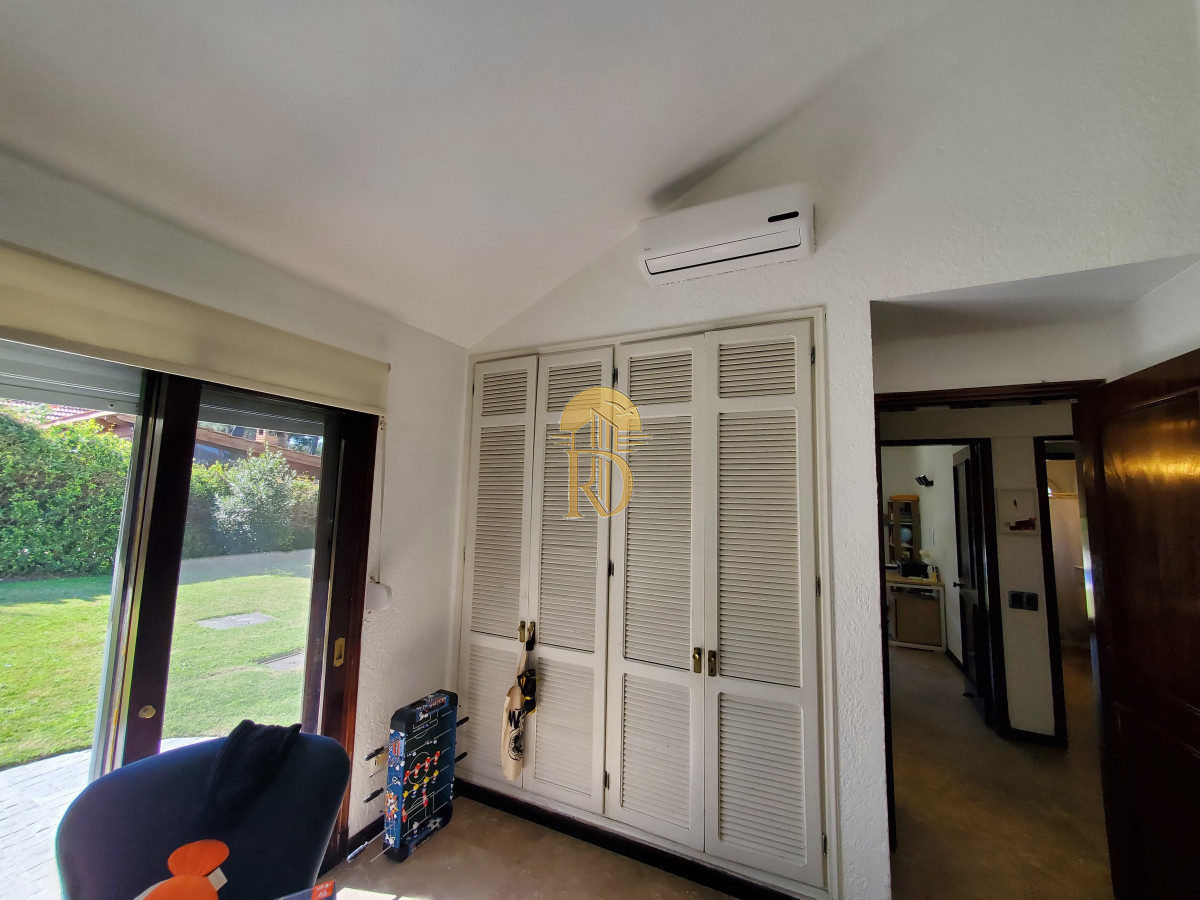 Casa en venta de 3 dormitorios 2 baños ,piscina , ideal para todo el año , Punta del Este. -id-365-17