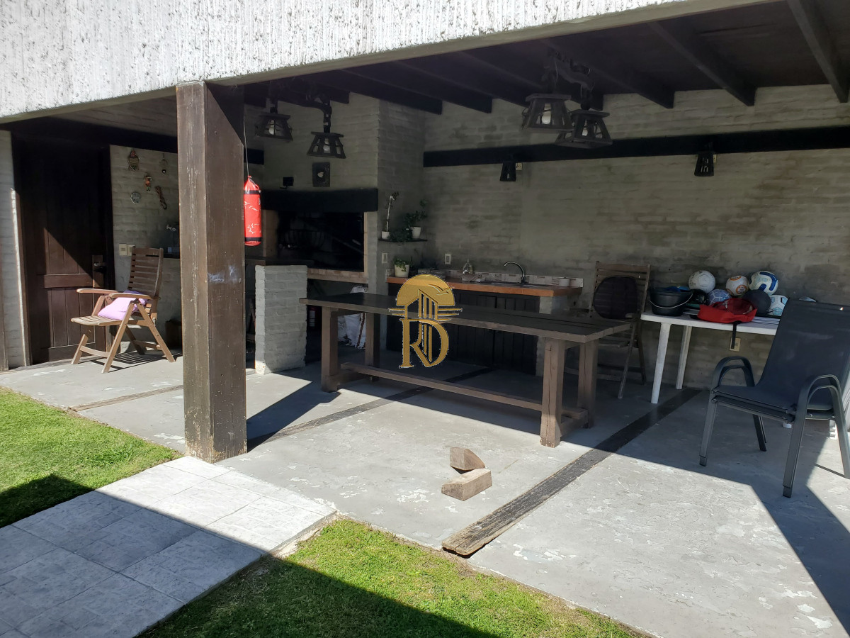 Casa en venta de 3 dormitorios 2 baños ,piscina , ideal para todo el año , Punta del Este. -id-365-20