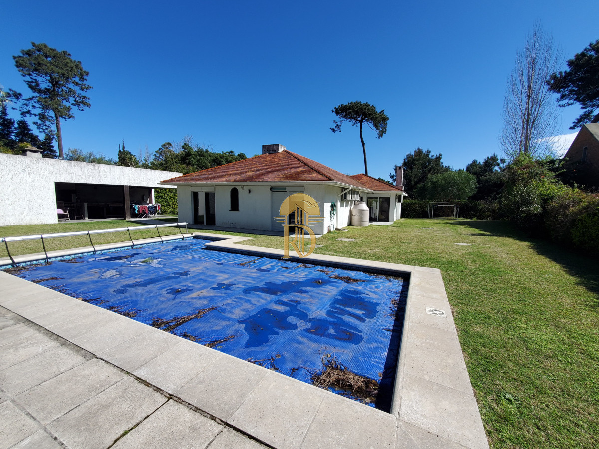 Casa en venta de 3 dormitorios 2 baños ,piscina , ideal para todo el año , Punta del Este. -id-365-27