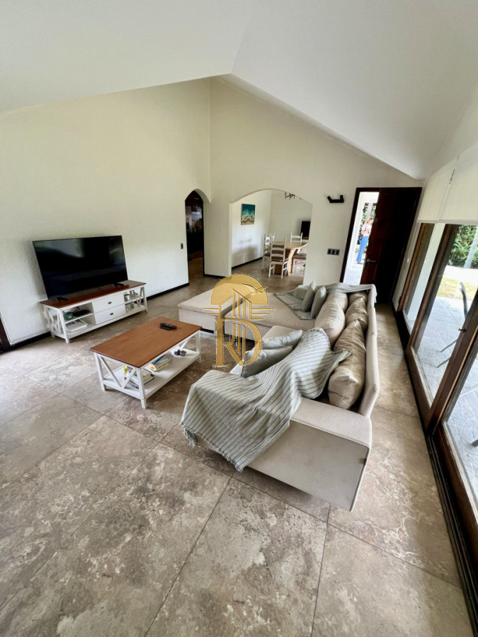 Casa en venta de 3 dormitorios 2 baños ,piscina , ideal para todo el año , Punta del Este. -id-365-3