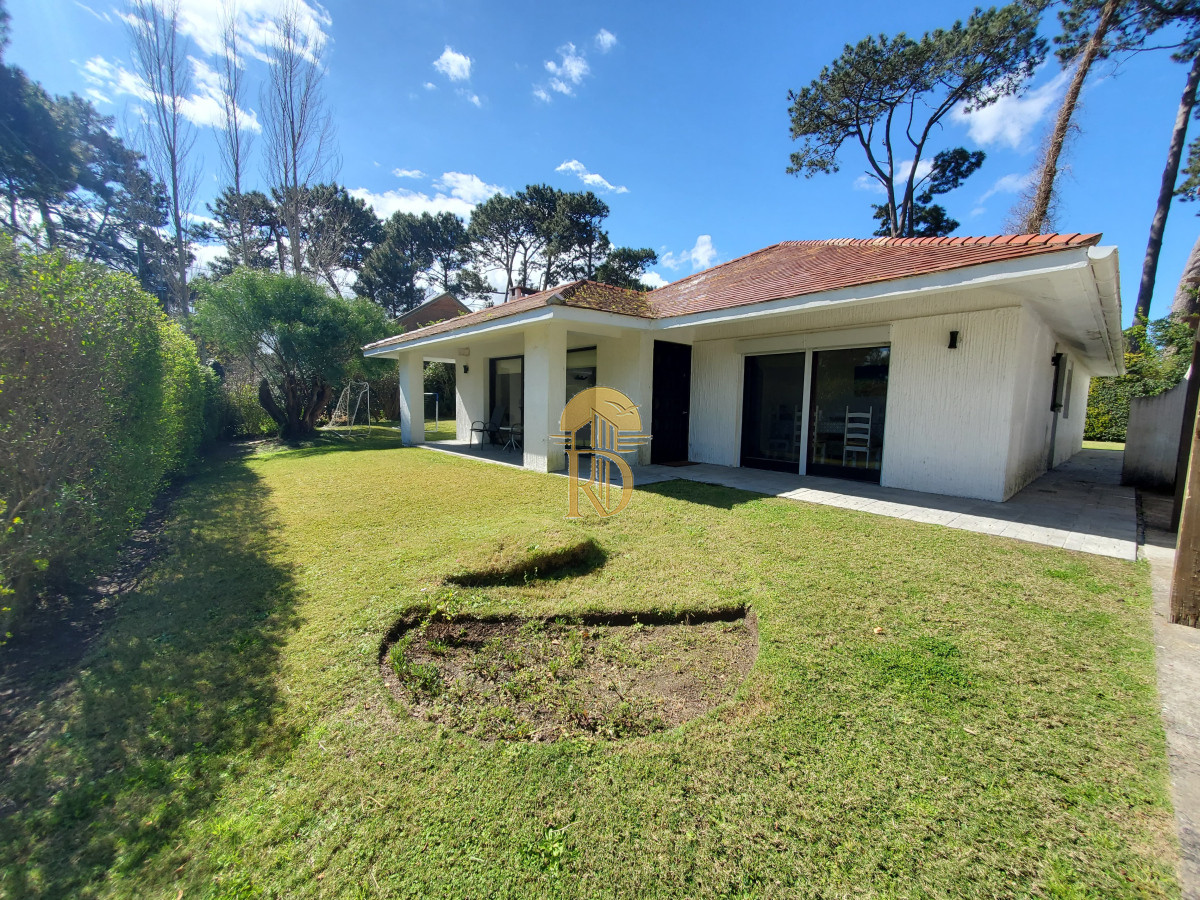 Casa en venta de 3 dormitorios 2 baños ,piscina , ideal para todo el año , Punta del Este. -id-365