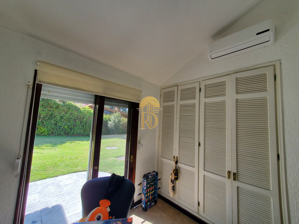 Casa en venta de 3 dormitorios 2 baños ,piscina , ideal para todo el año , Punta del Este. -id-365-16