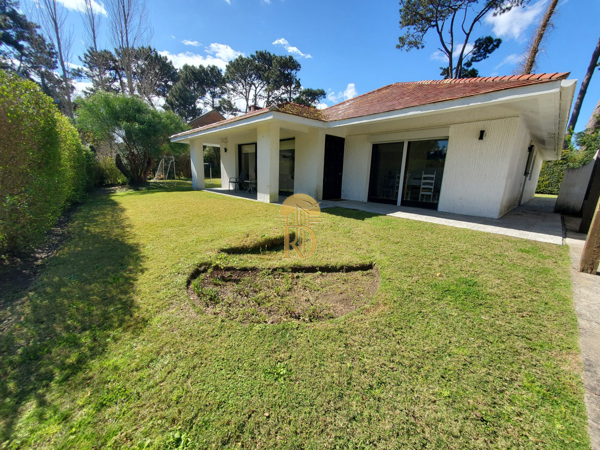Casa en venta de 3 dormitorios 2 baños ,piscina , ideal para todo el año , Punta del Este. -id-365-24