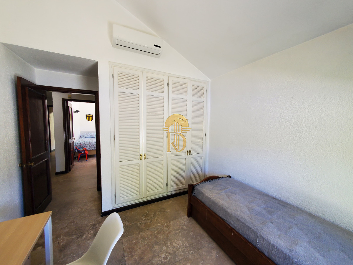 Casa en venta de 3 dormitorios 2 baños ,piscina , ideal para todo el año , Punta del Este. -id-365-14