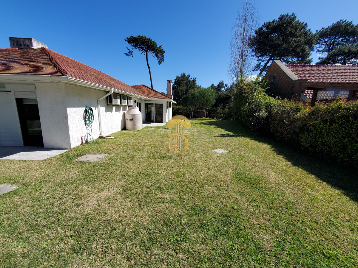 Casa en venta de 3 dormitorios 2 baños ,piscina , ideal para todo el año , Punta del Este. -id-365-28