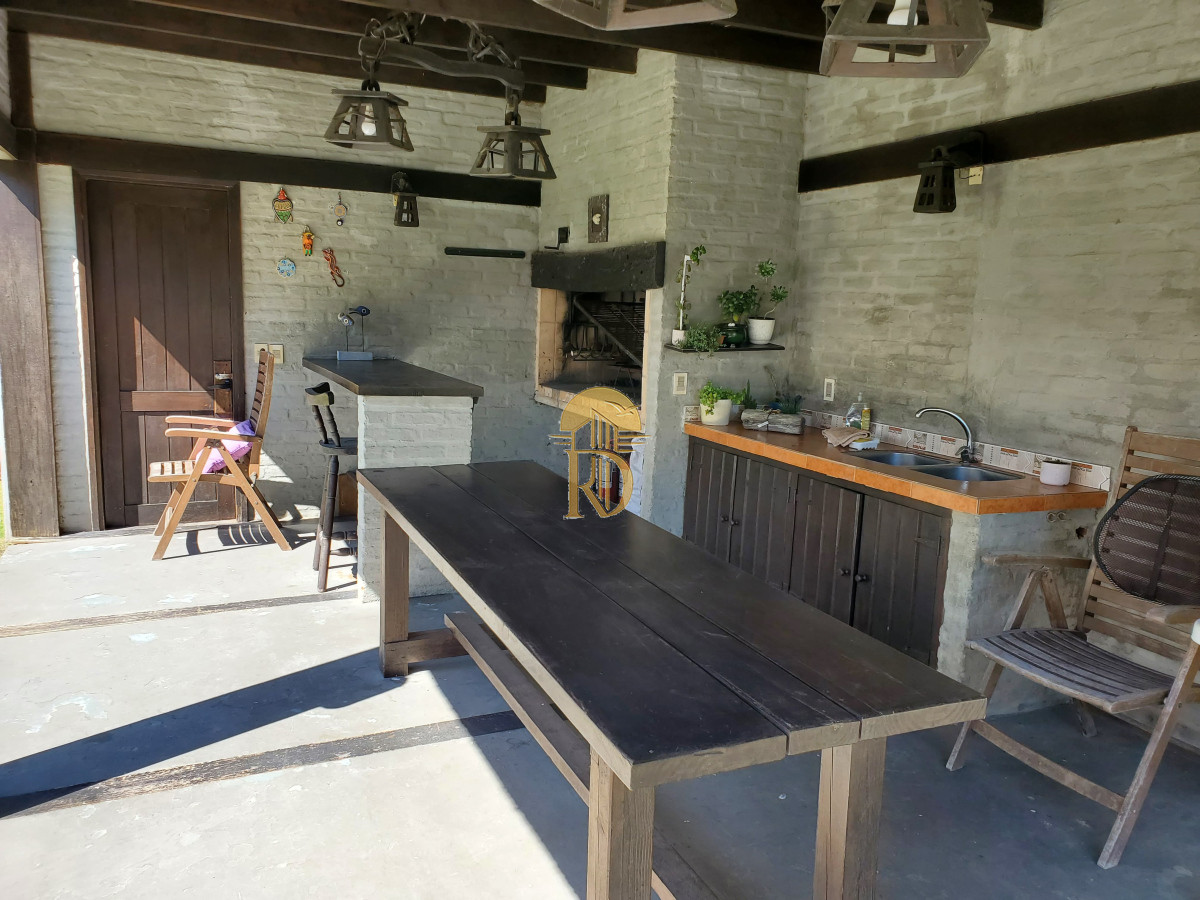 Casa en venta de 3 dormitorios 2 baños ,piscina , ideal para todo el año , Punta del Este. -id-365-19