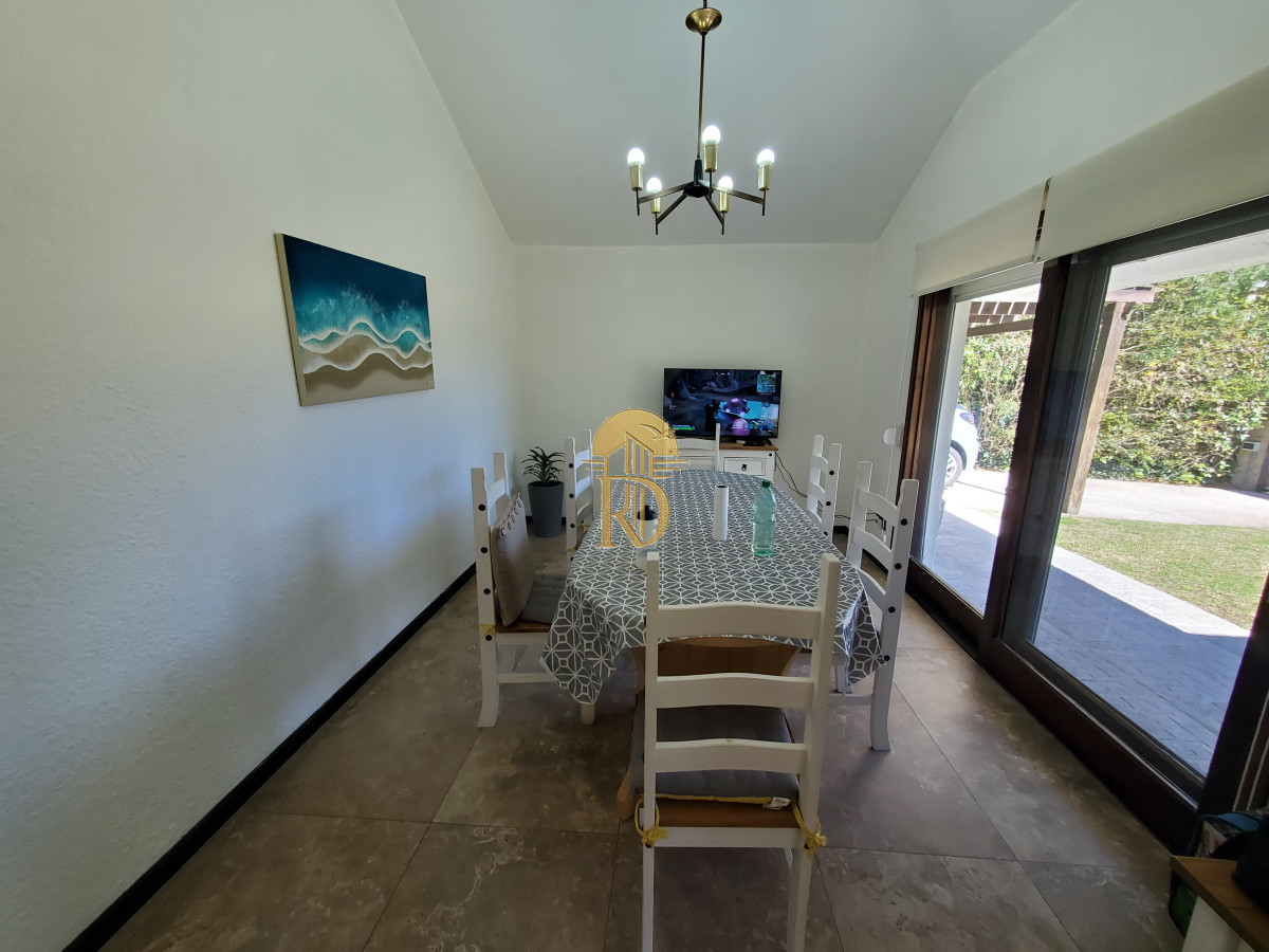 Casa en venta de 3 dormitorios 2 baños ,piscina , ideal para todo el año , Punta del Este. -id-365-3